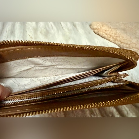 UGG Sheepskin Honey Zip Arndt Zip Wallet - Picture 6 of 14